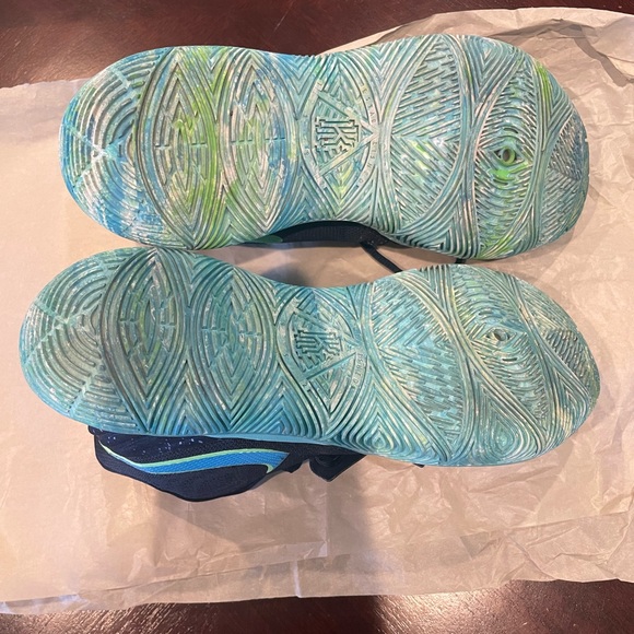 Kyrie 5 UFO sz 9 - Picture 2 of 5